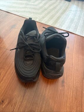 Nike Men's All-Black Lightweight Sneakers